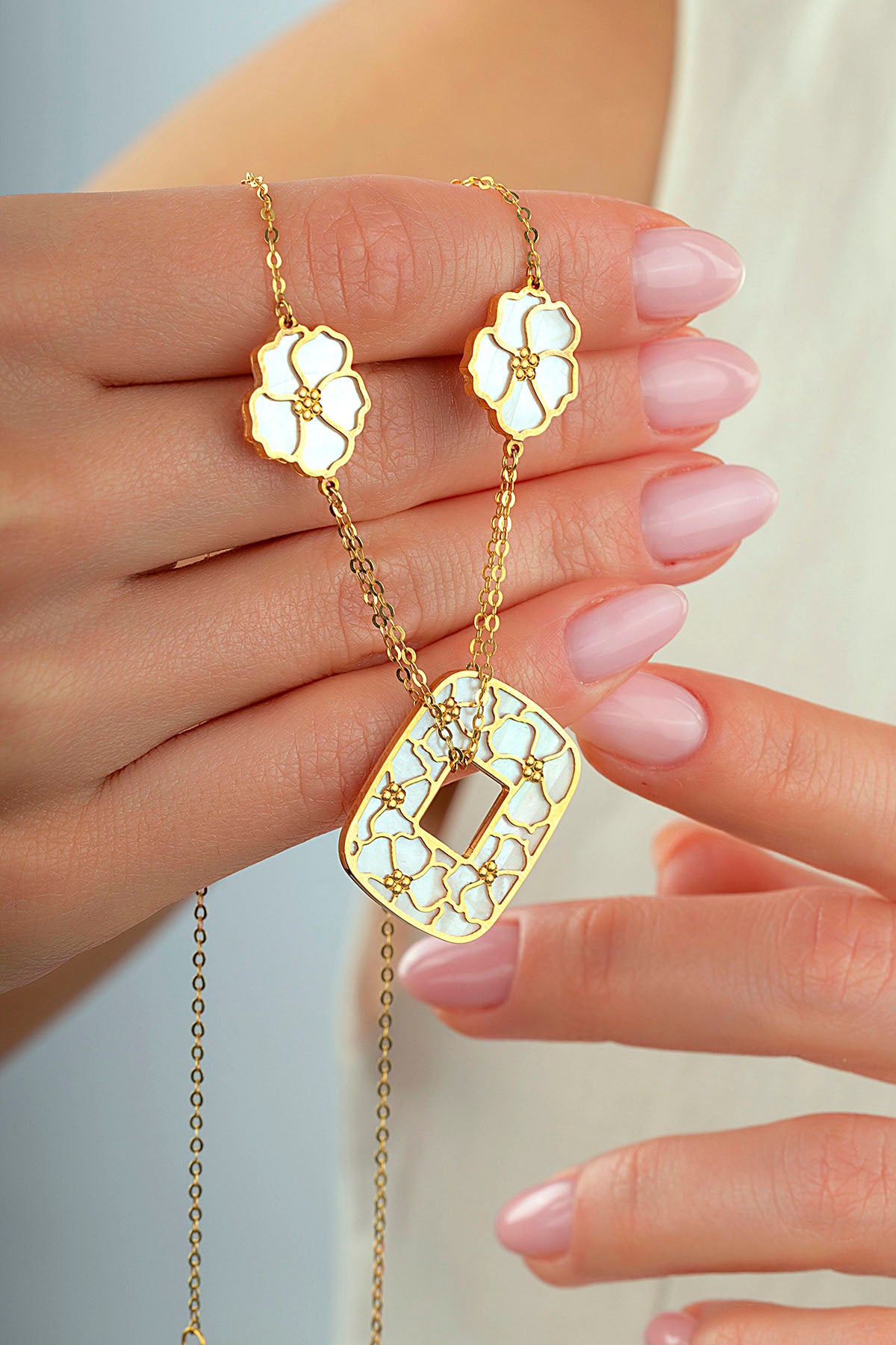 Çift Taraflı Beyaz Pembe Çiçekli Geometrik Altın Kolye