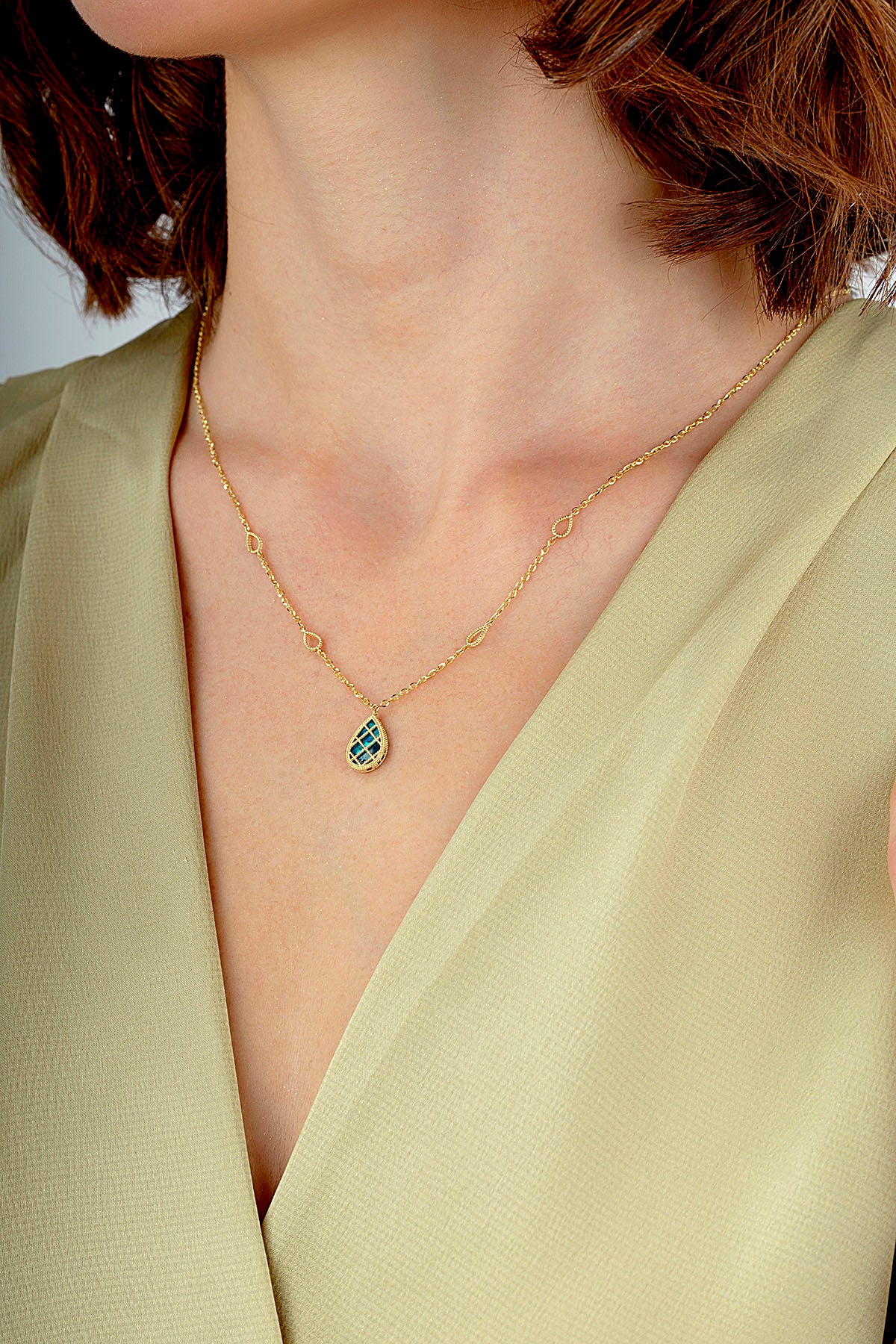 Çift Taraflı Mavi Beyaz Damla Kafesli Altın Kolye