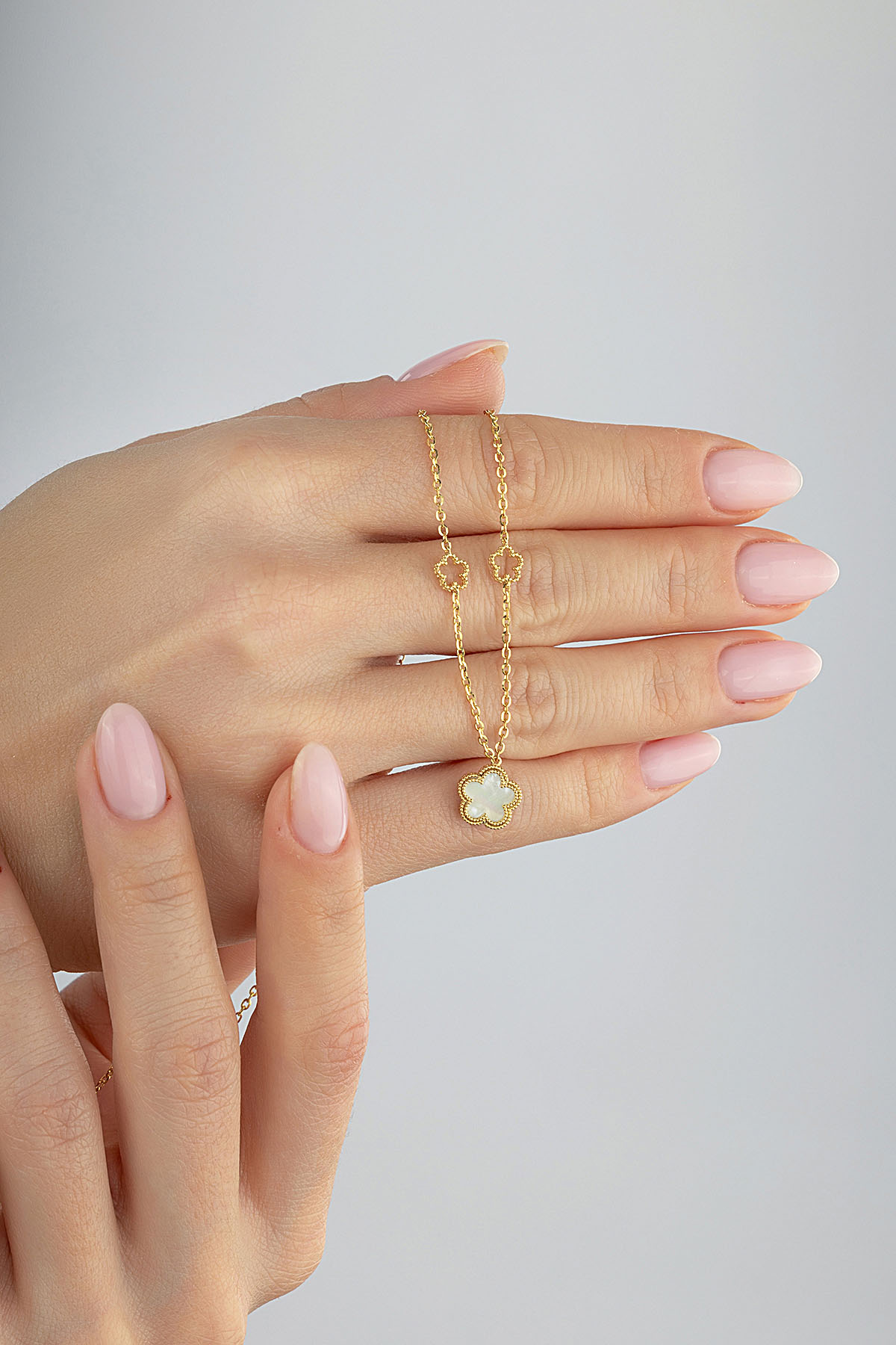 Çift Taraflı Gri Beyaz Sedefli Kafeslin Çiçek Altın Kolye Ürün ana görseli