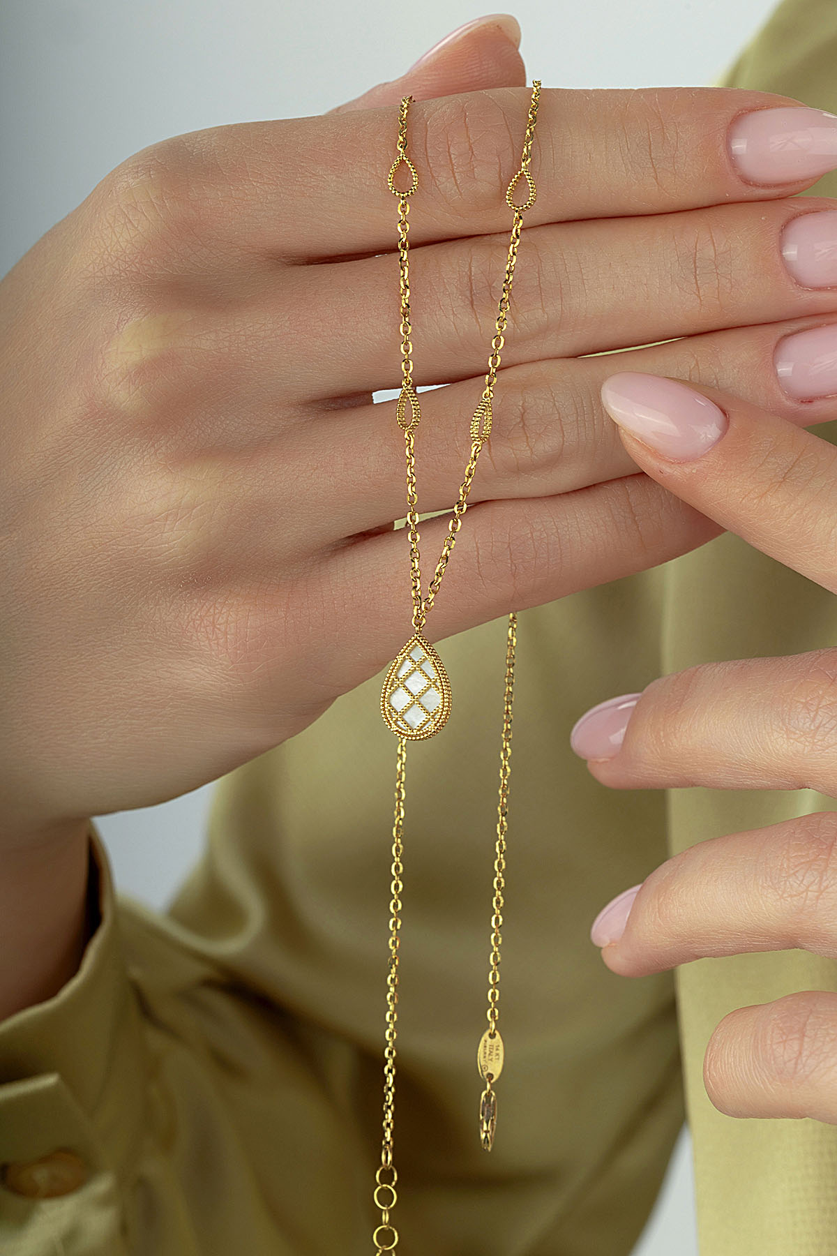 Çift Taraflı Gri Beyaz Sedefli Kafesli Damla Altın Kolye Ürün ikincil görseli