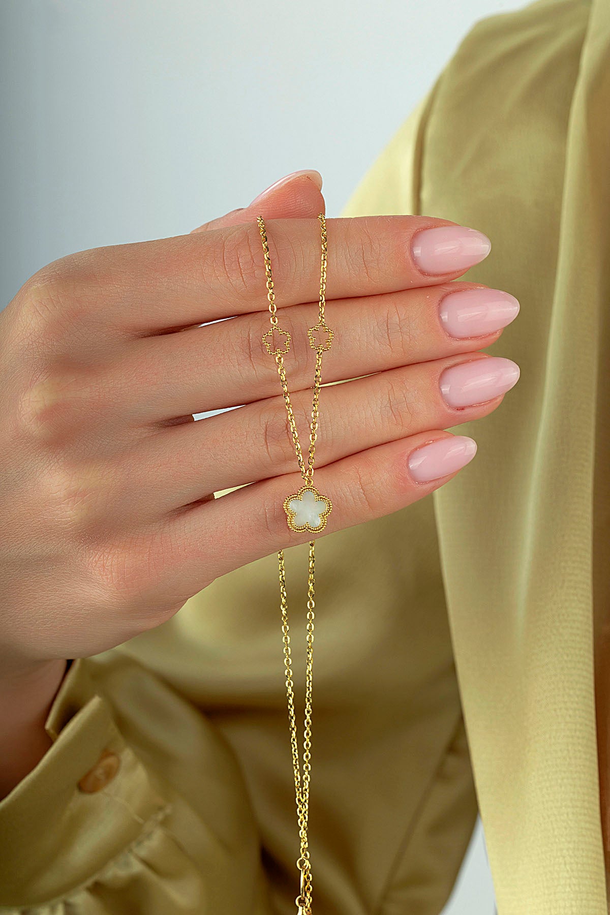 Çift Taraflı Pembe Beyaz Sedefli Çiçek Altın Kolye