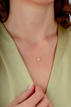 Çift Taraflı Pembe Beyaz Sedefli Küçük Çiçek Altın Kolye