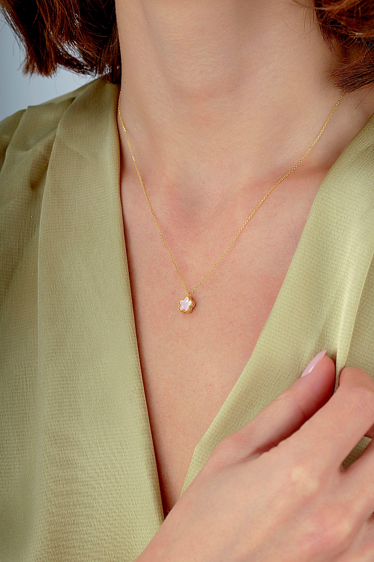 Çift Taraflı Pembe Beyaz Sedefli Küçük Çiçek Altın Kolye