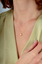 Çift Taraflı Pembe Beyaz Sedefli Küçük Çiçek Altın Kolye