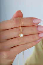 Çift Taraflı Pembe Beyaz Sedefli Küçük Çiçek Altın Kolye