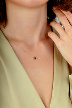 Çift Taraflı Mor Beyaz Sedefli Küçük Çiçek Altın Kolye