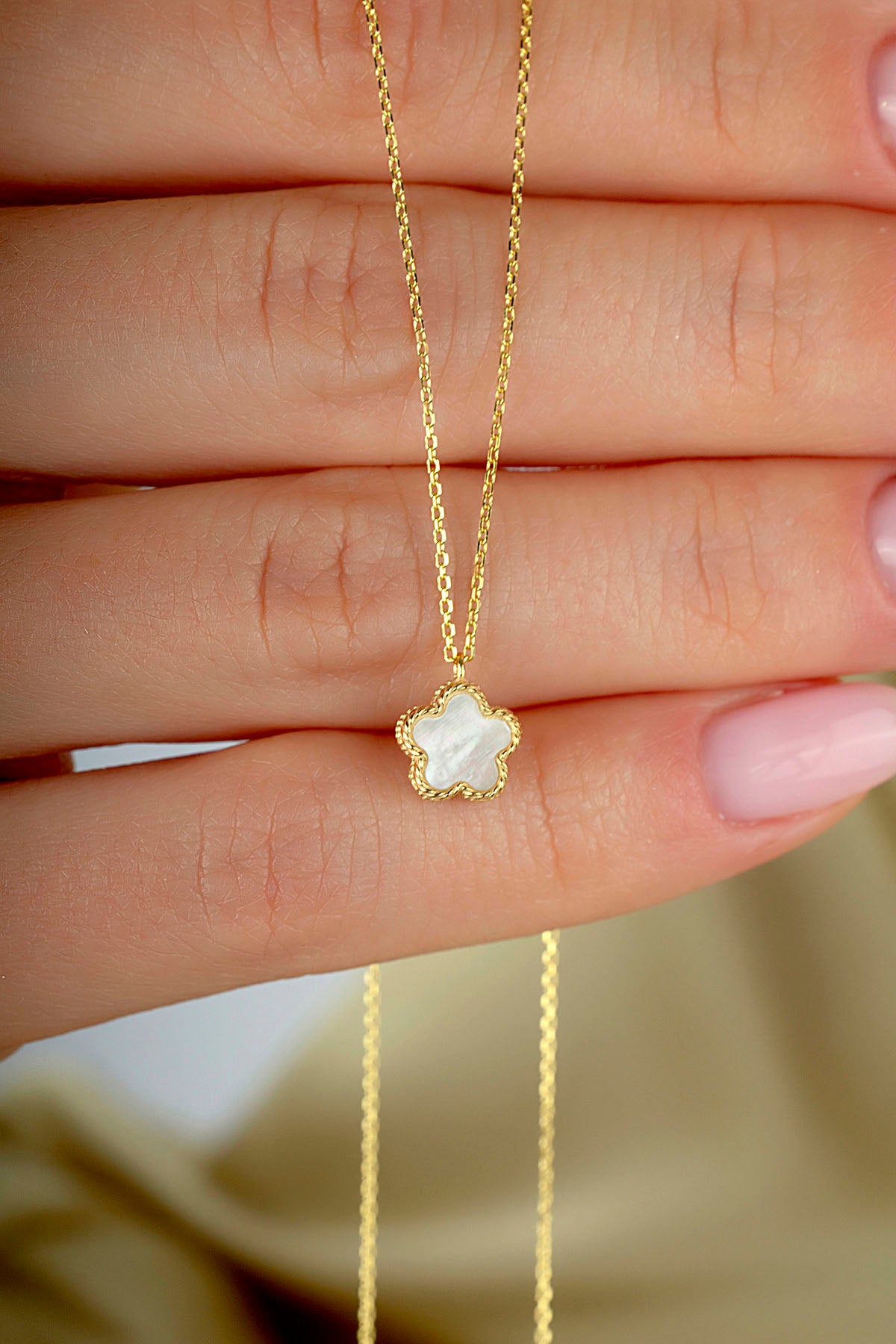 Çift Taraflı Mor Beyaz Sedefli Küçük Çiçek Altın Kolye