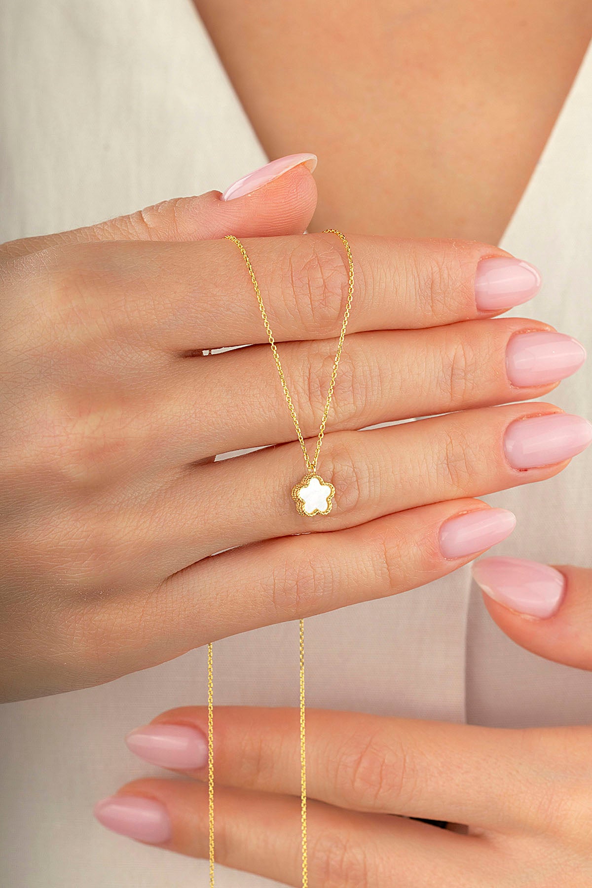 Çift Taraflı Siyah Beyaz Sedefli Küçük Çiçek Altın Kolye