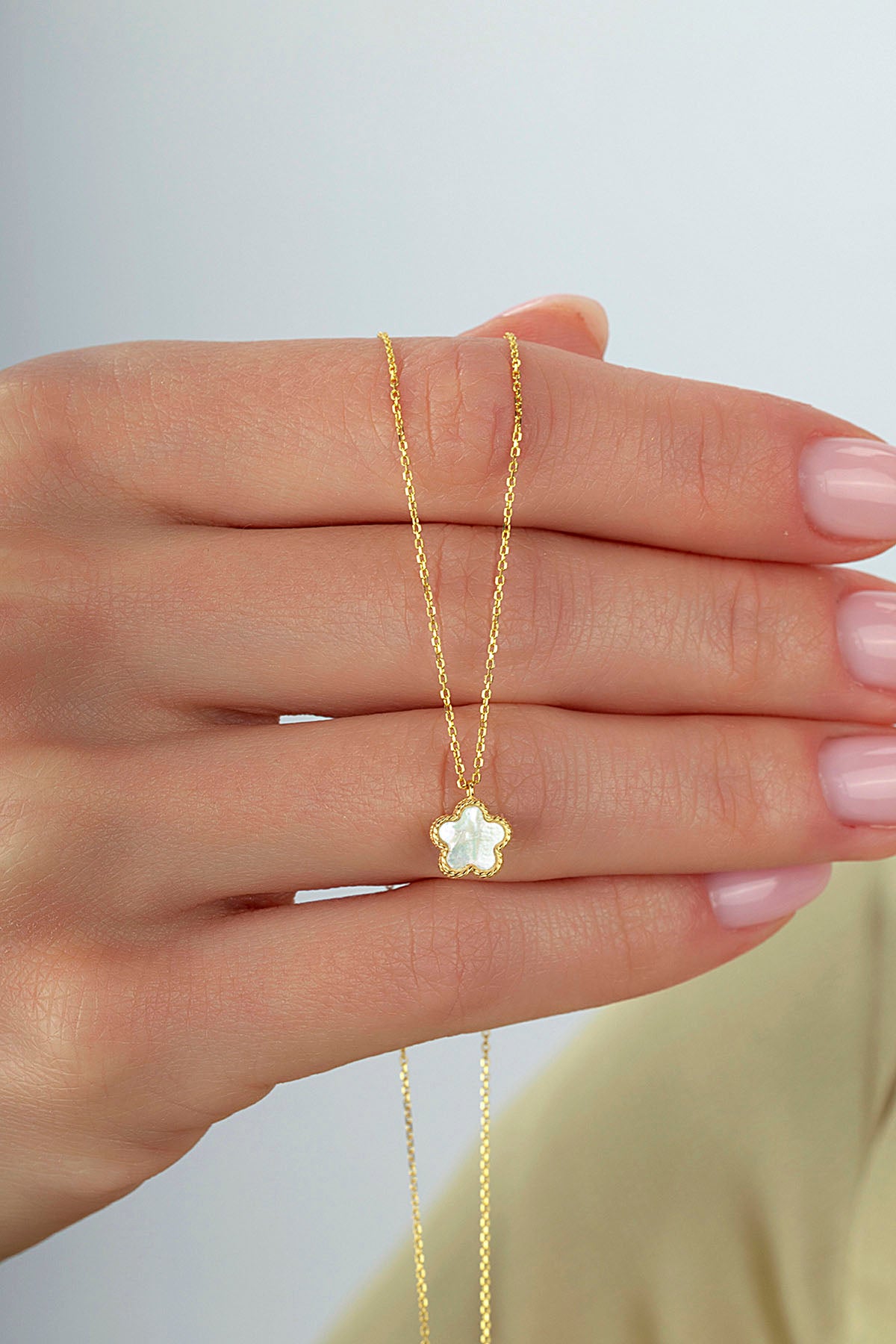 Çift Taraflı Yeşil Beyaz Sedefli Küçük Çiçek Altın Kolye