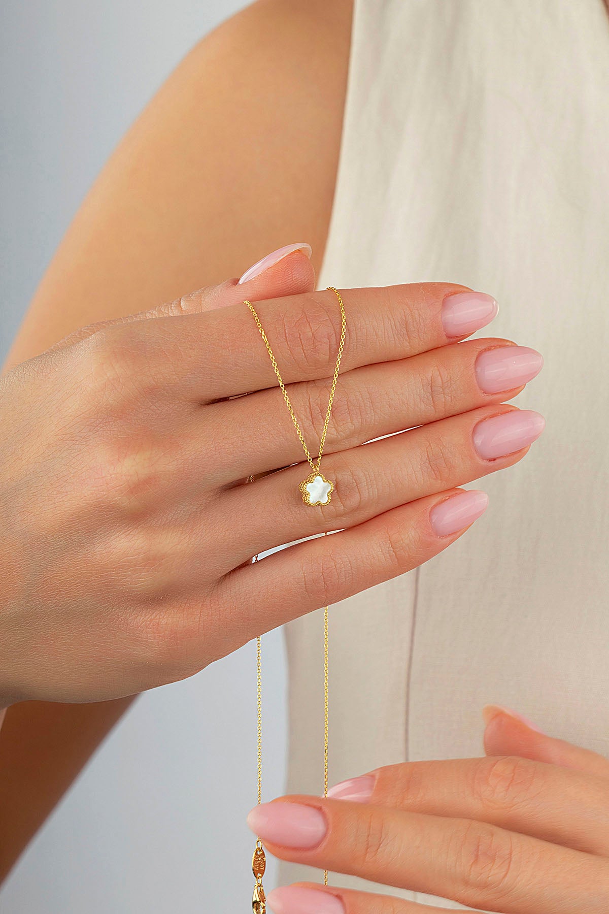 Çift Taraflı Turkuaz Beyaz Sedefli Küçük Çiçek Altın Kolye