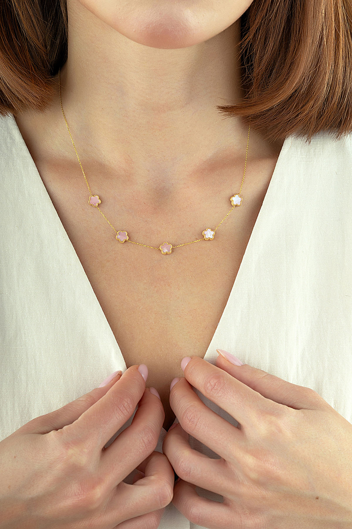 Çift Taraflı Pembe Beyaz Sedefli Beş Çiçekli Altın Kolye Ürün ana görseli