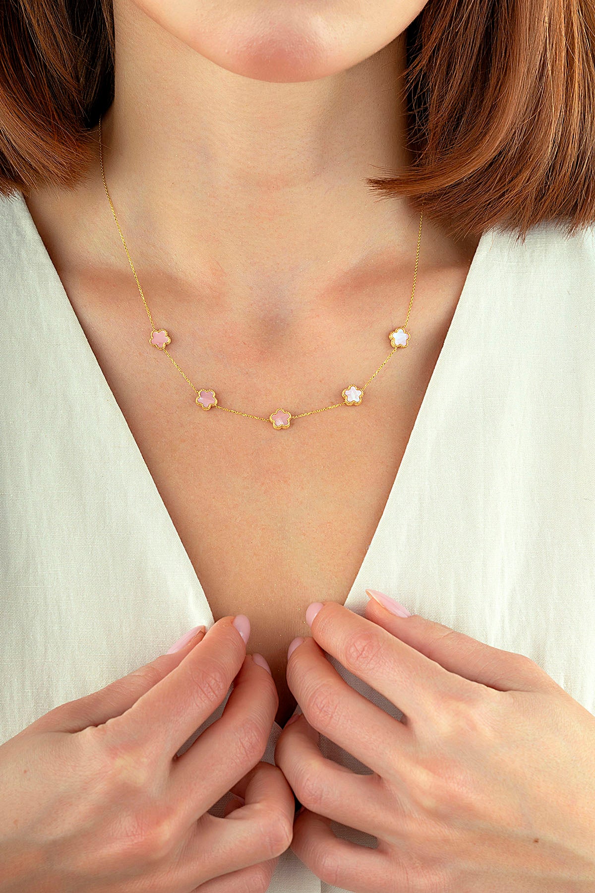 Çift Taraflı Pembe Beyaz Sedefli Beş Çiçekli Altın Kolye