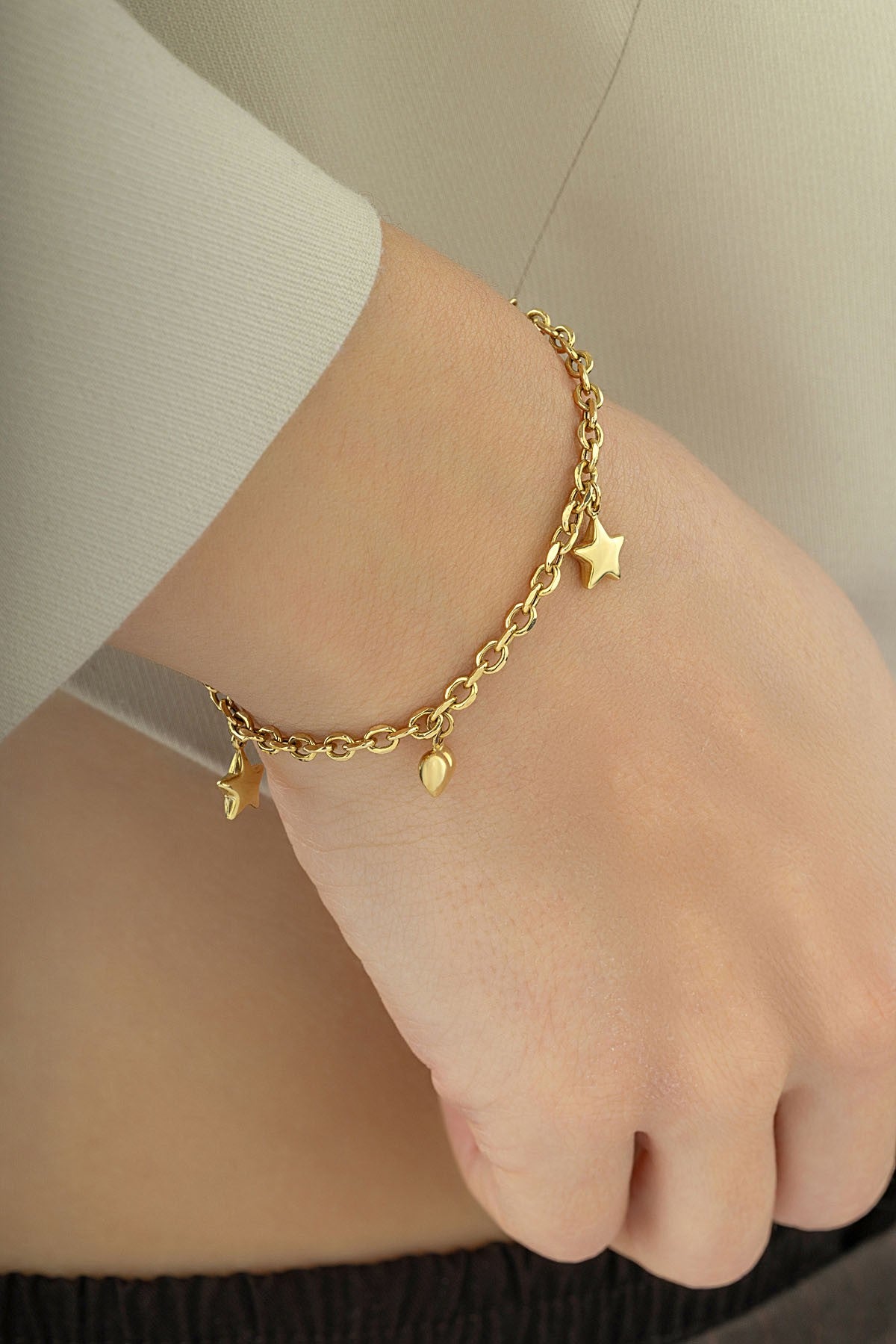 14 Ayar Yıldız ve Kalp Sallantılı Altın Bileklik Ürün ikincil görseli