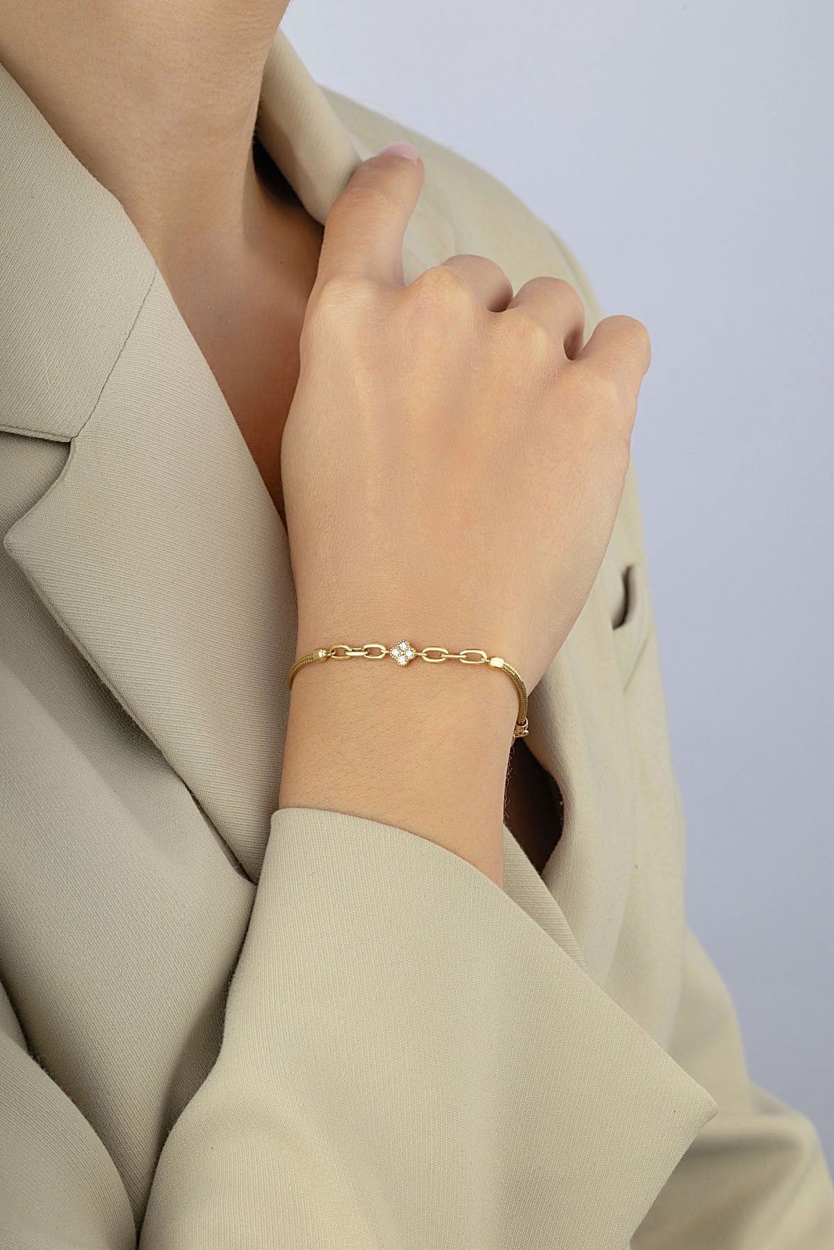 14 Ayar Beyaz Siyah Çift Taraflı Çiçek Altın Bileklik