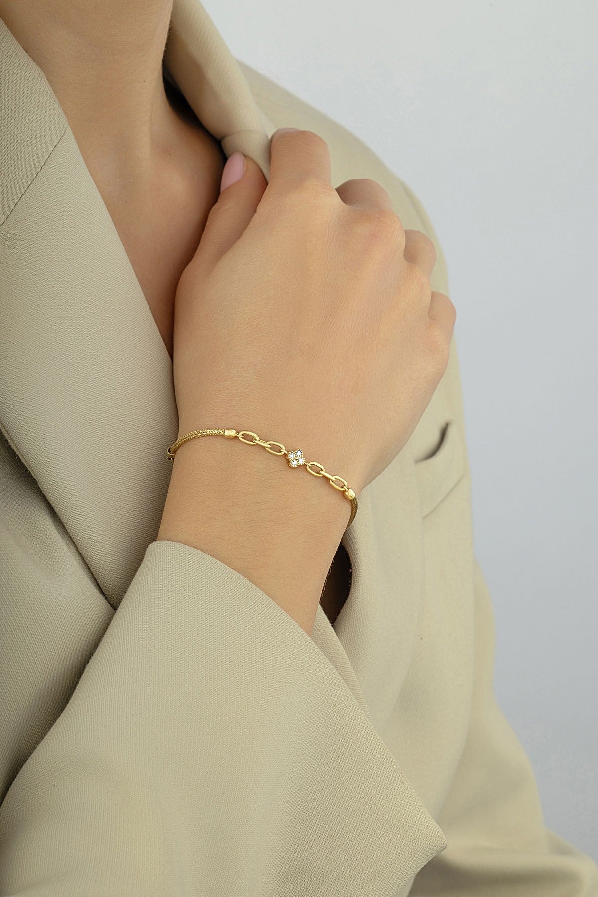 14 Ayar Beyaz Siyah Çift Taraflı Çiçek Altın Bileklik Ürün ikincil görseli