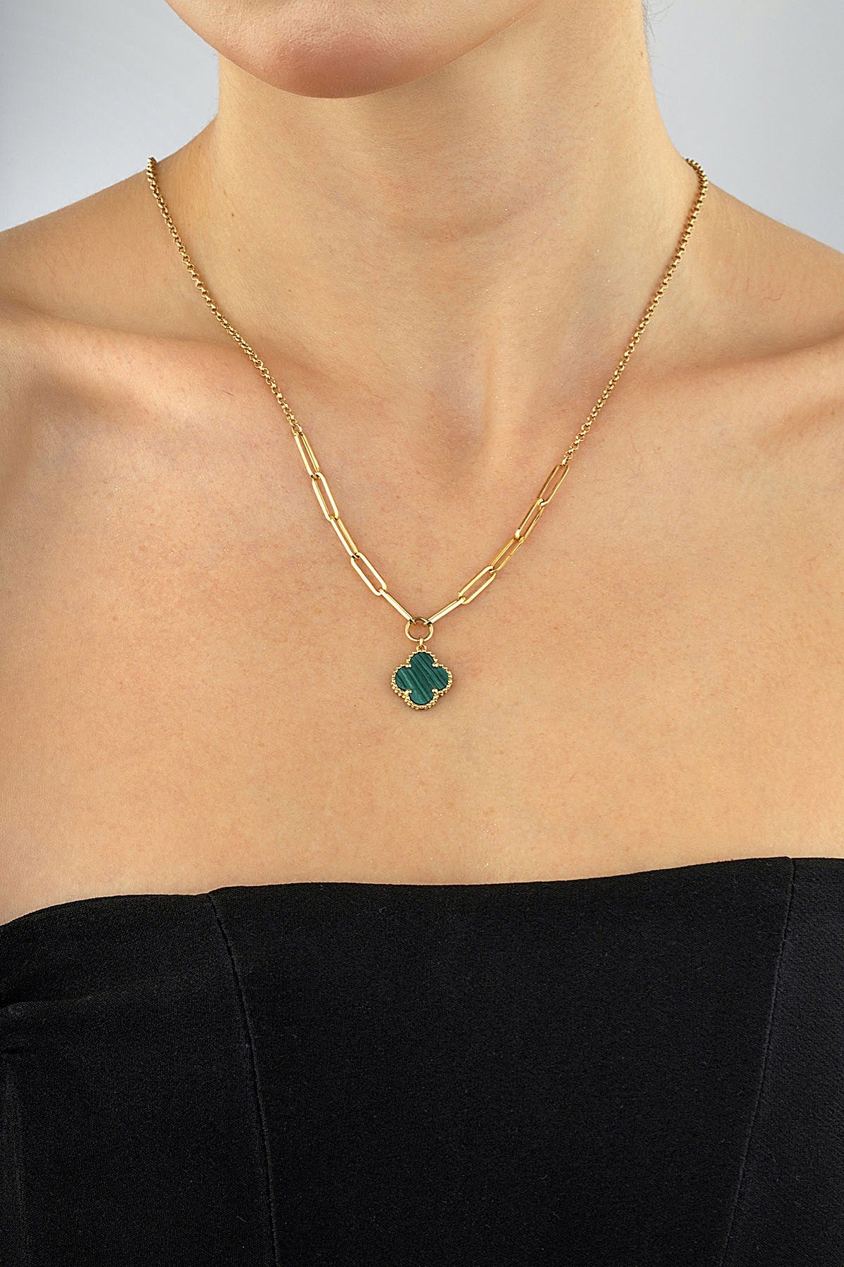 14 Ayar Ataç Detaylı Yeşil Yonca Altın Kolye Secondary image