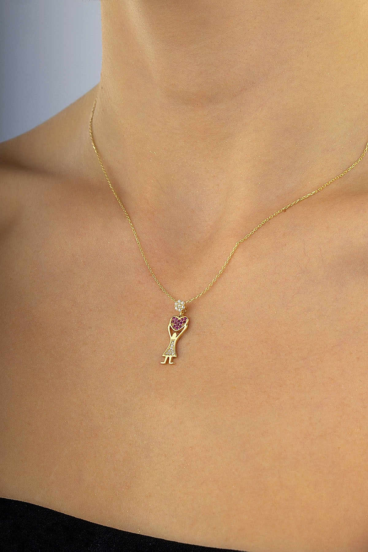 14 Ayar Taşlı Kalpli Figürlü Altın Kolye