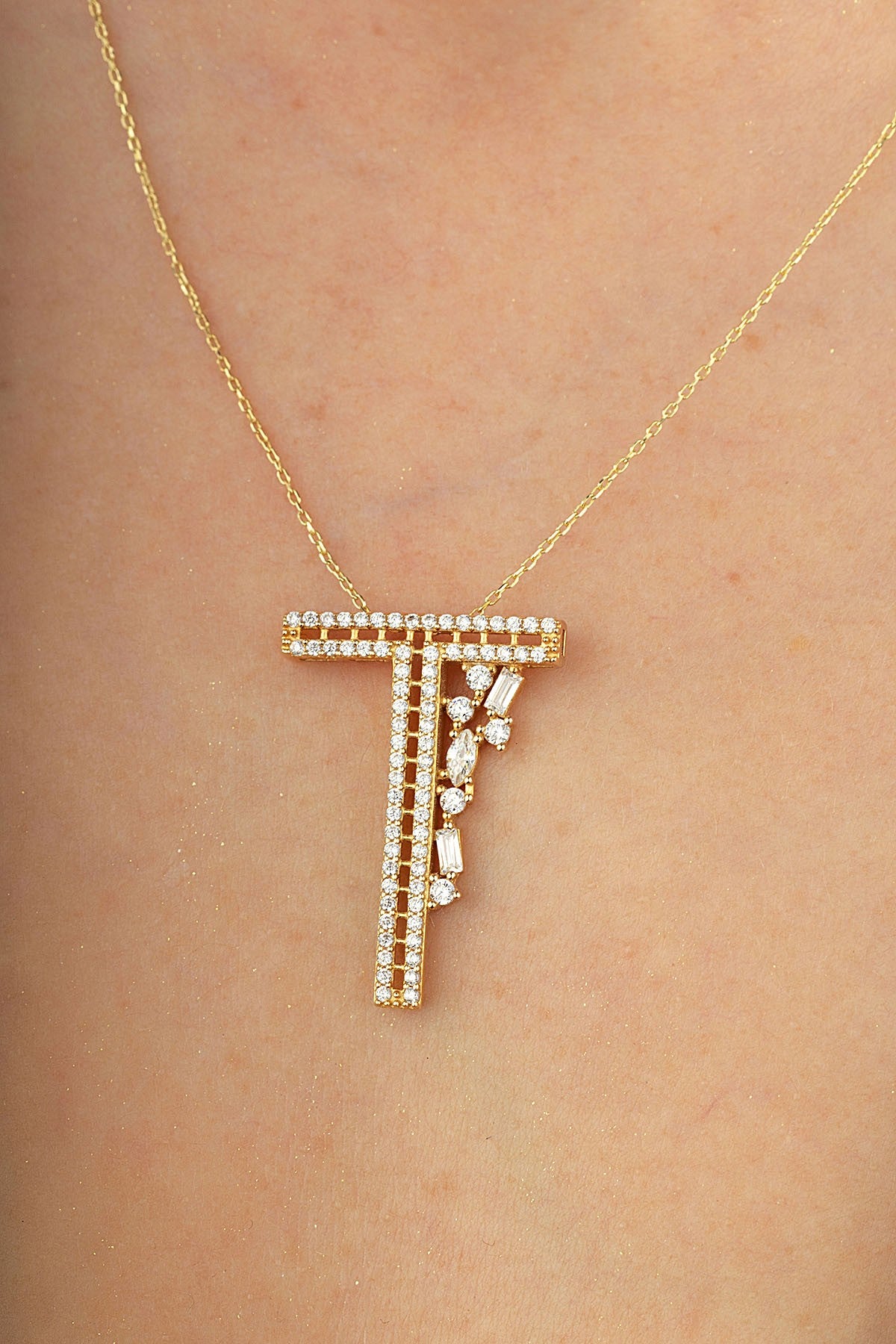 14 Ayar Taşlı T Harfi Altın Kolye