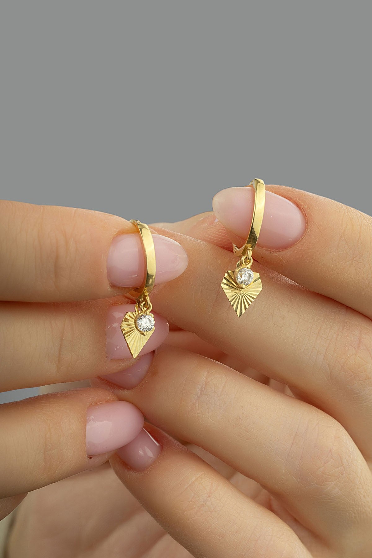 Taşlı Sallantılı Geometirk Altın Küpe