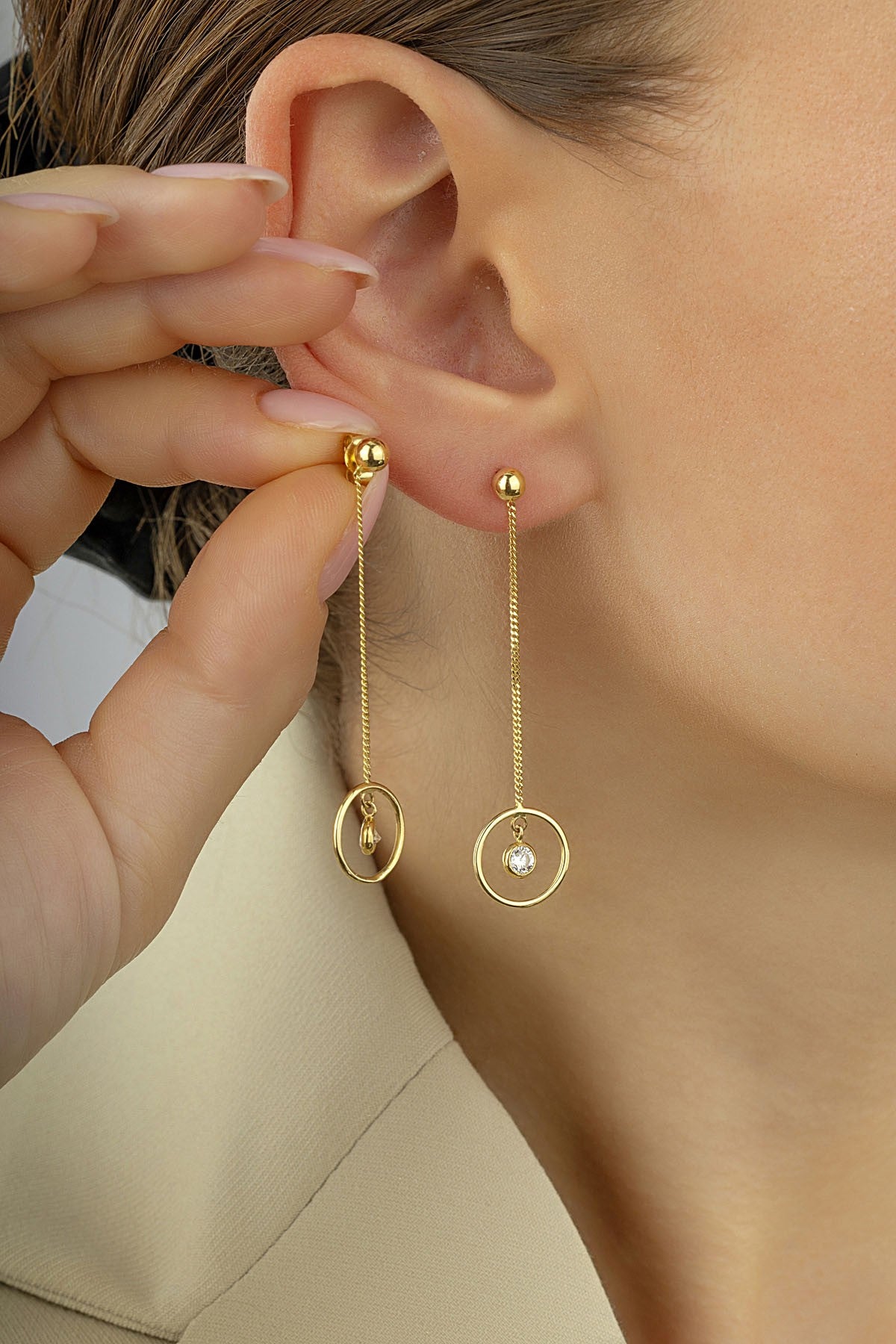 Taşlı Sarkıntılı Modern Altın Küpe Ürün ana görseli