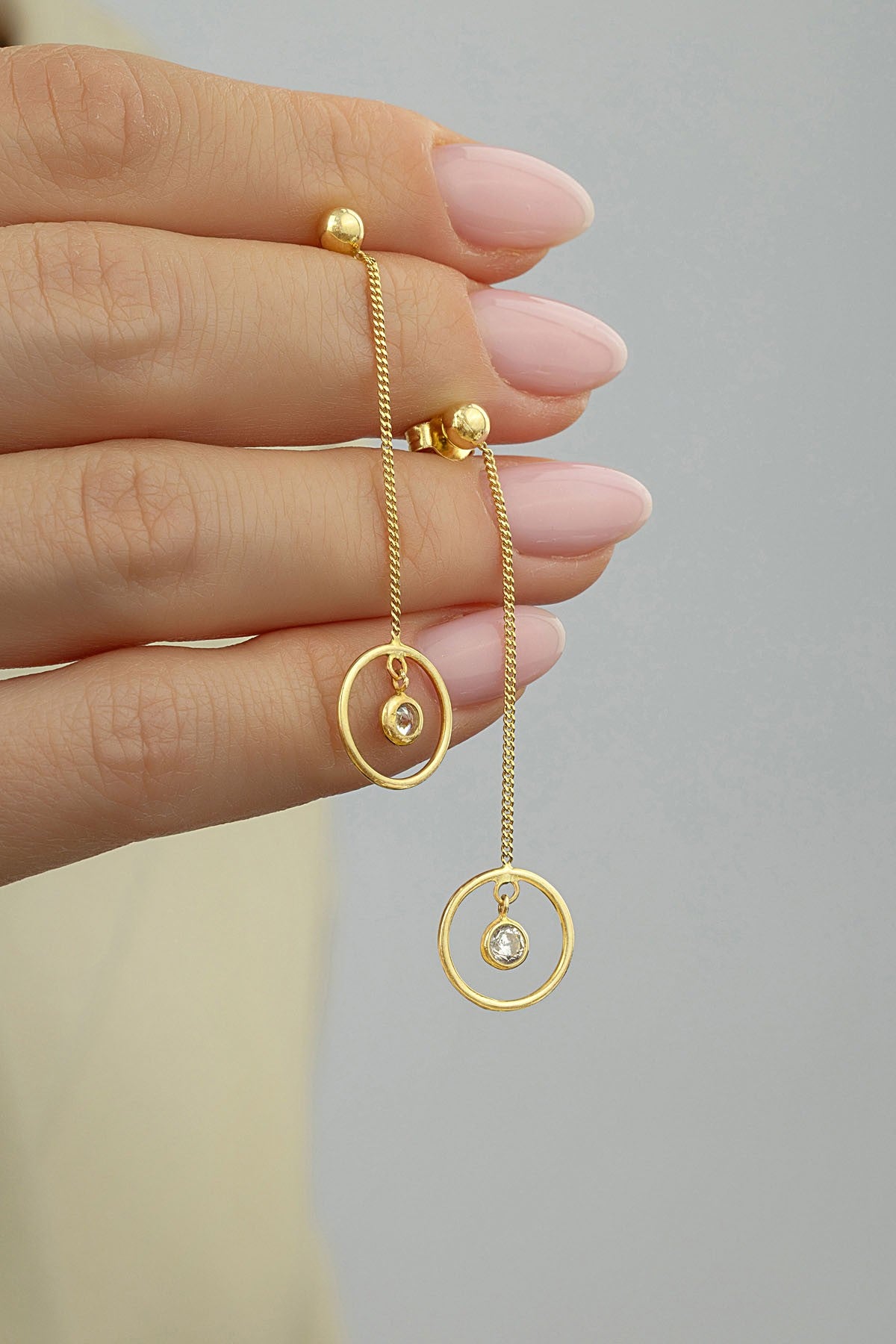 Taşlı Sarkıntılı Modern Altın Küpe