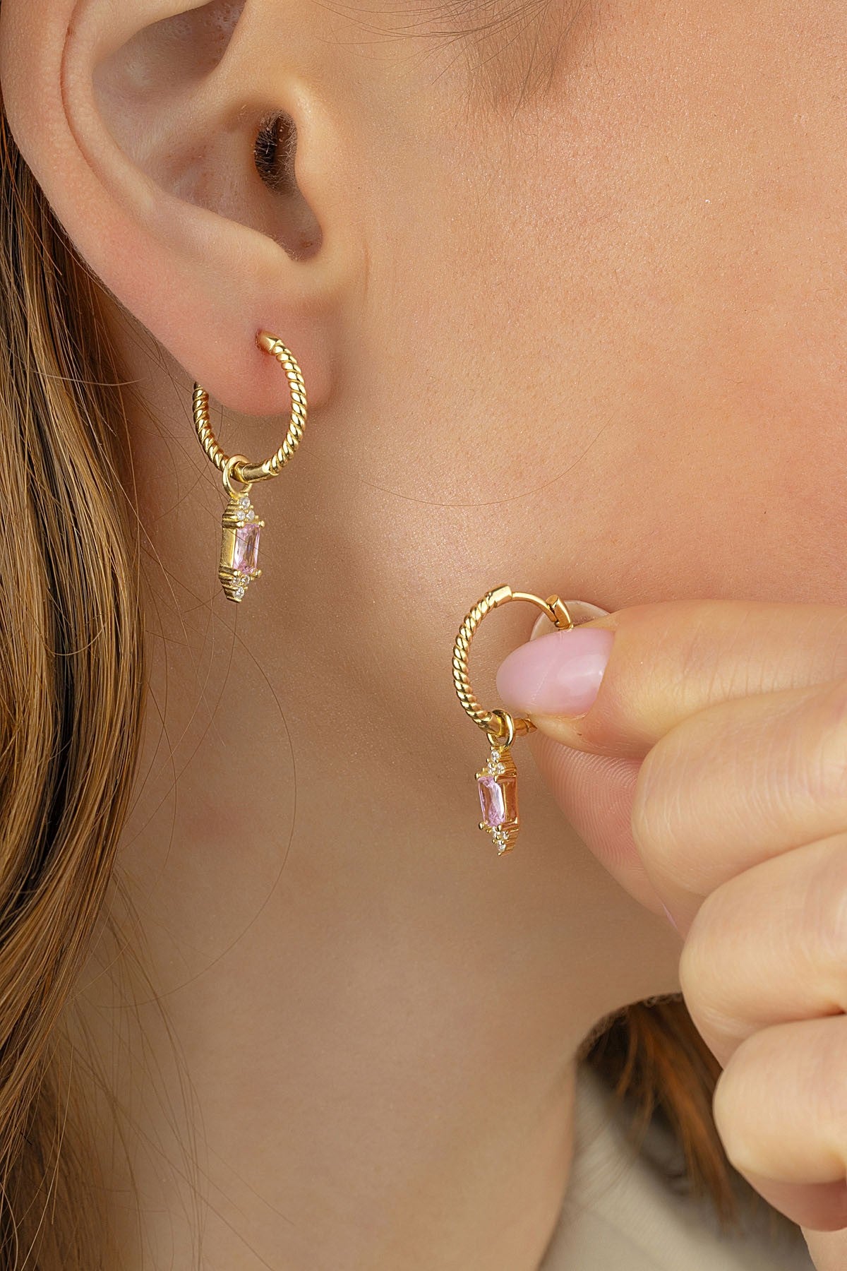 Pembe Taşlı Altın Küpe Ürün ana görseli