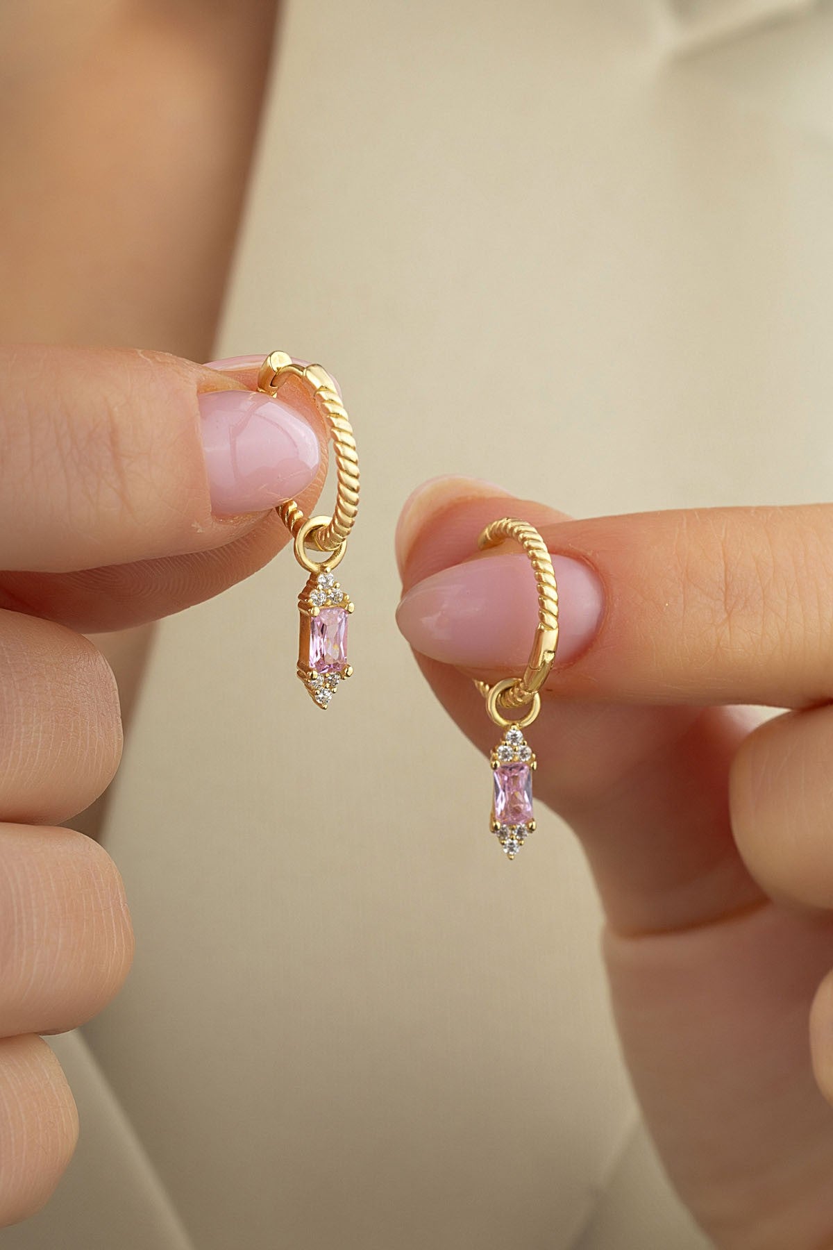 Pembe Taşlı Altın Küpe