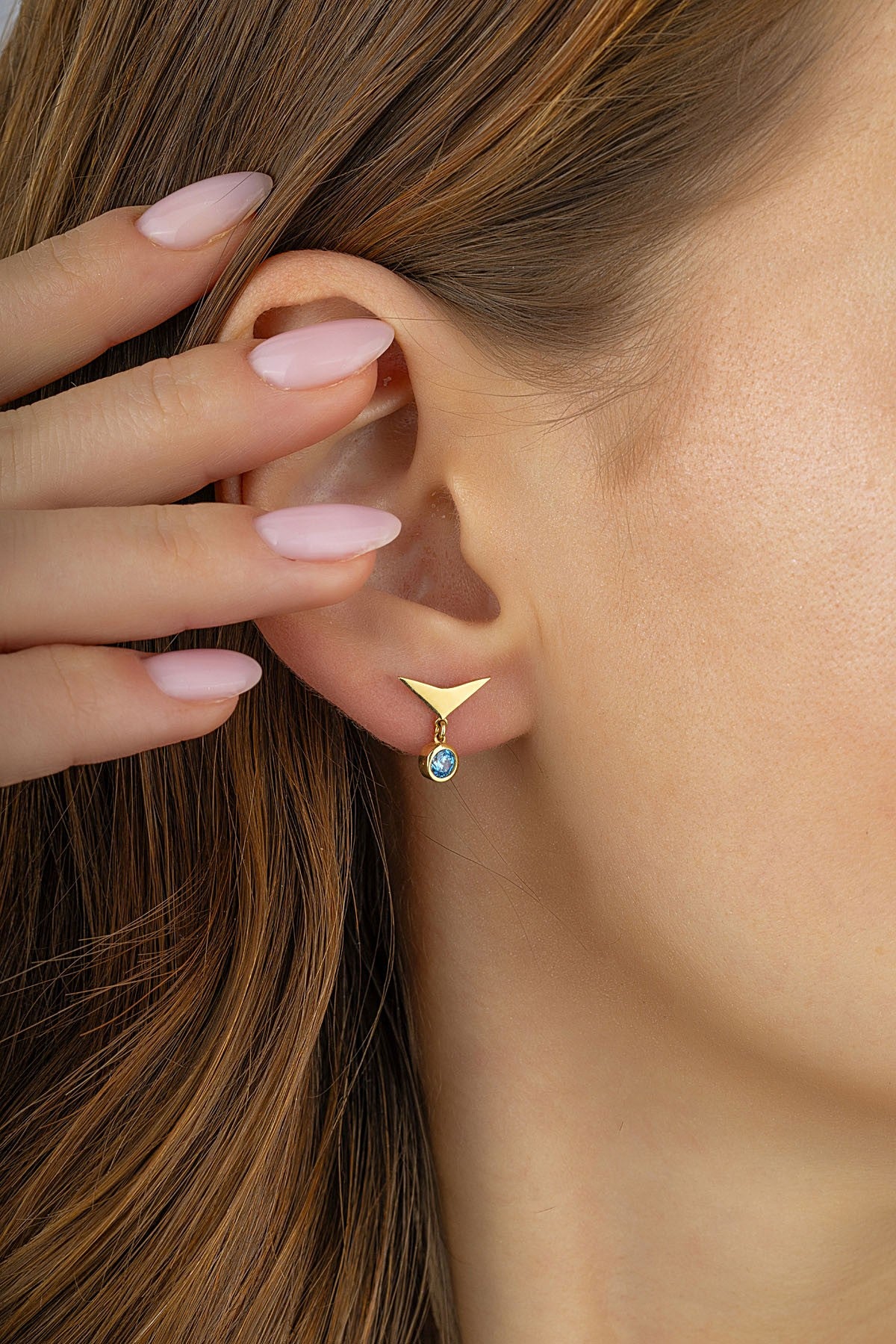 Üçgen Sallantılı Mavi Taşlı Altın Küpe Ürün ikincil görseli