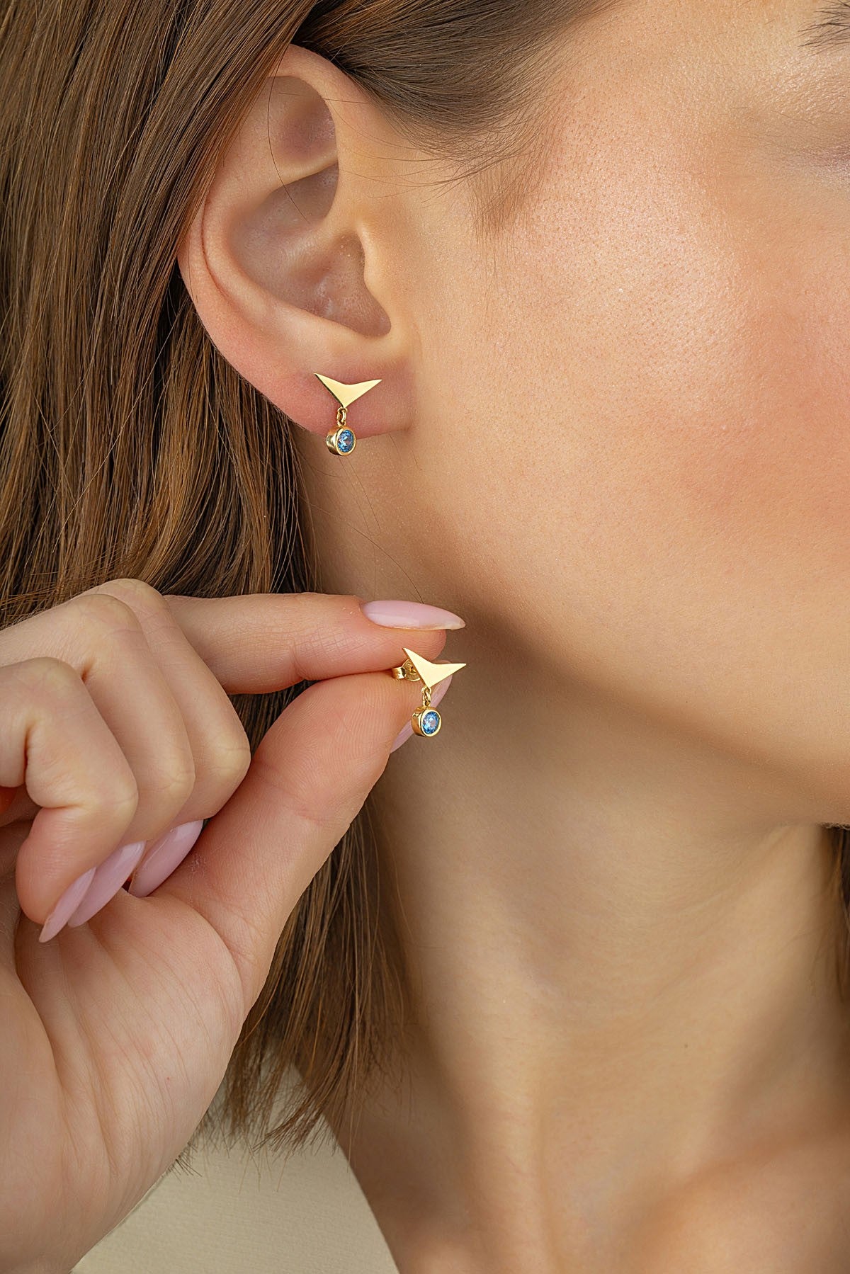 Üçgen Sallantılı Mavi Taşlı Altın Küpe Ürün ana görseli