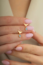 Üçgen Sallantılı Mavi Taşlı Altın Küpe