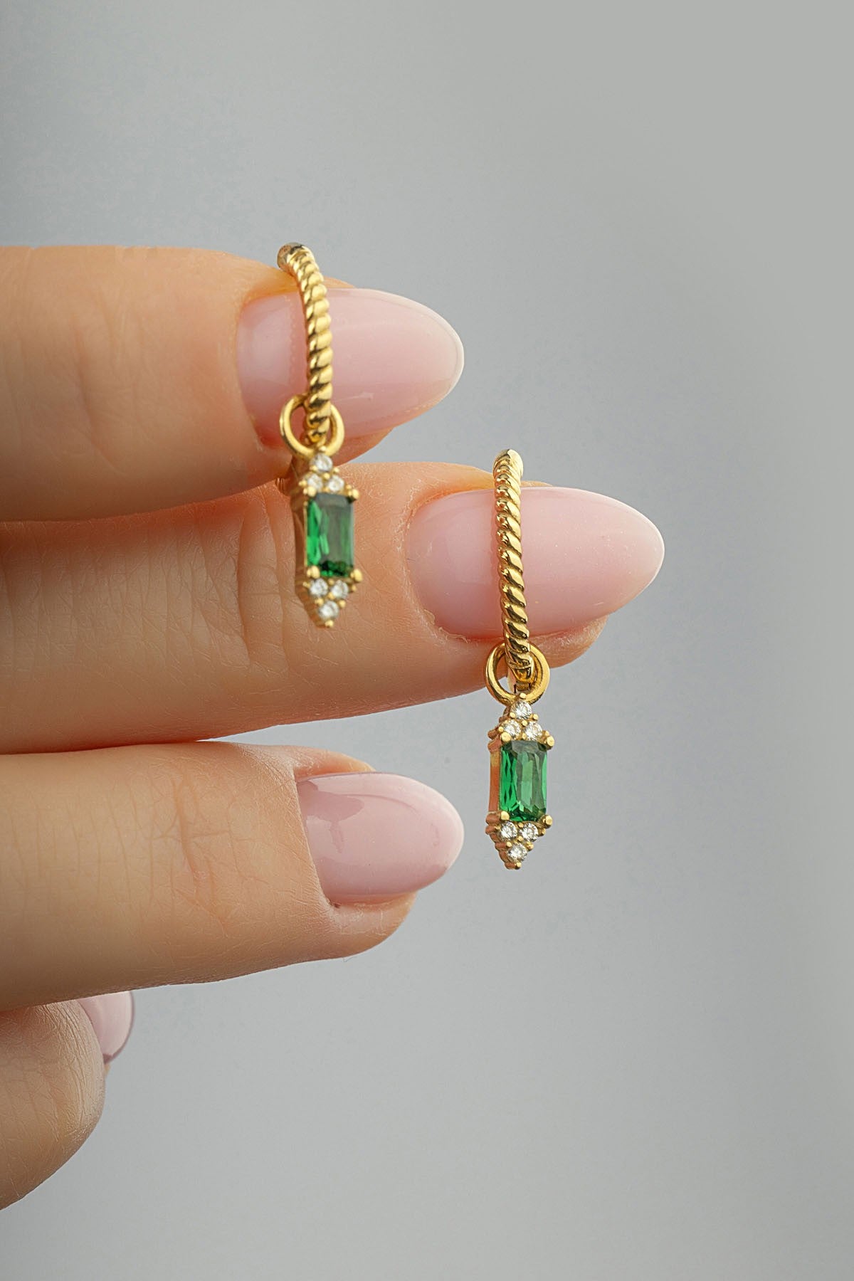 Halat Zincir Yeşil Taşlı Sallanan Altın Küpe Ürün ana görseli