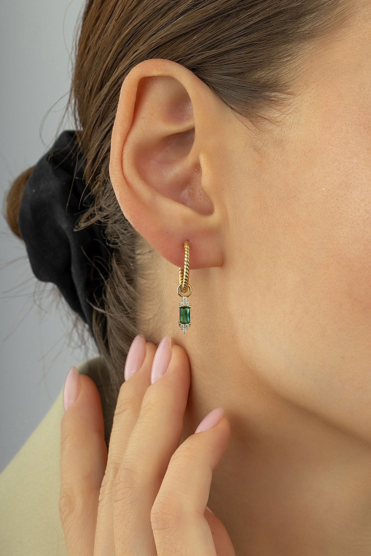 Halat Zincir Yeşil Taşlı Sallanan Altın Küpe Ürün ikincil görseli