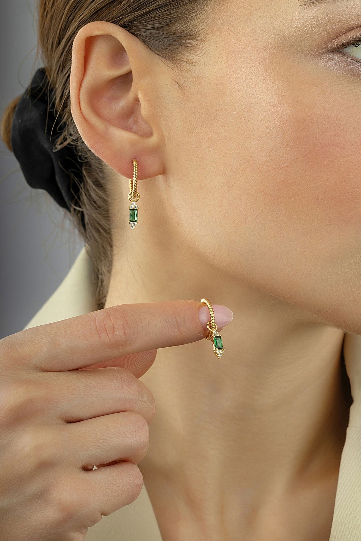 Halat Zincir Yeşil Taşlı Sallanan Altın Küpe