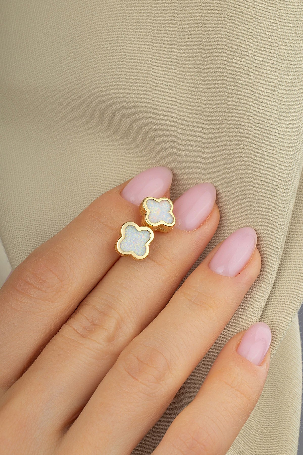 İçi Desenli Yaprak Altın Küpe