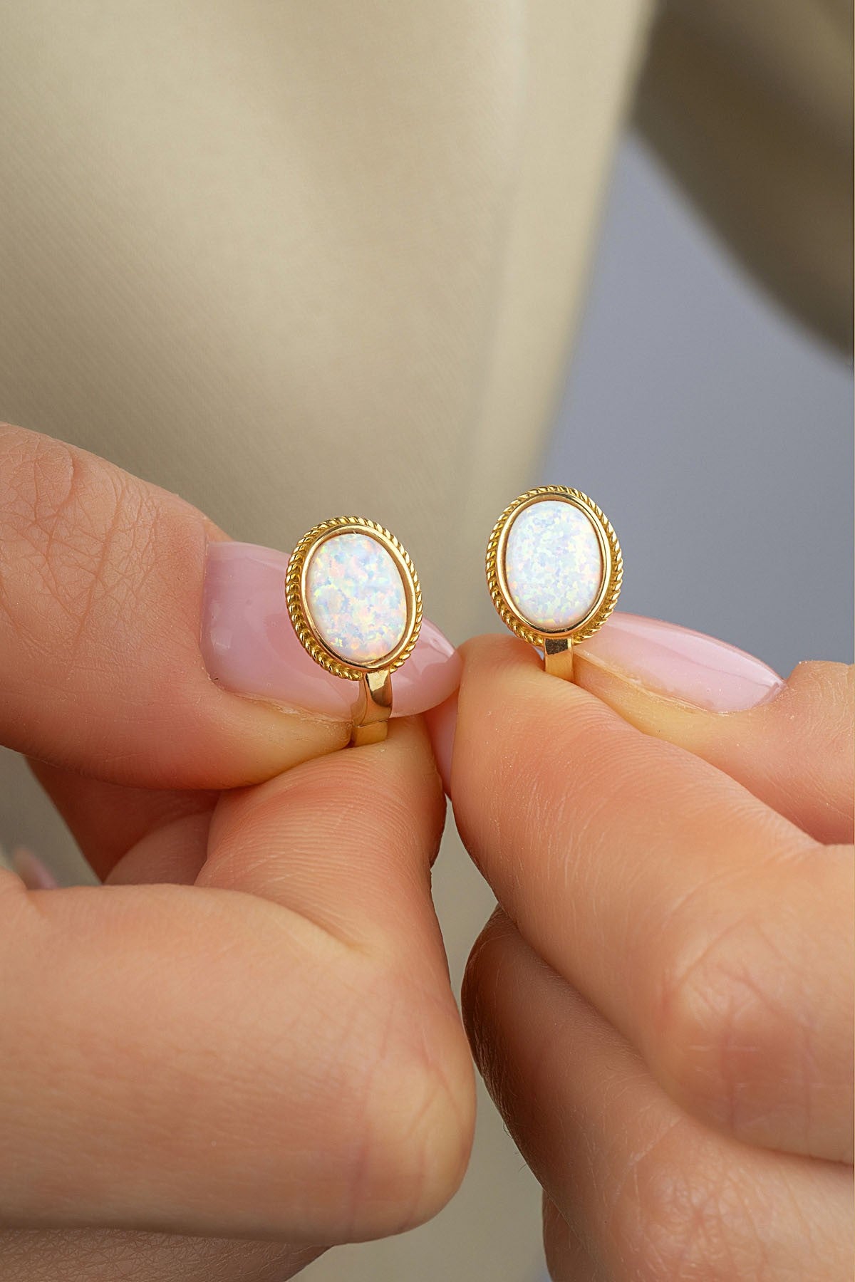 Büyük Beyaz Taşlı Altın Küpe