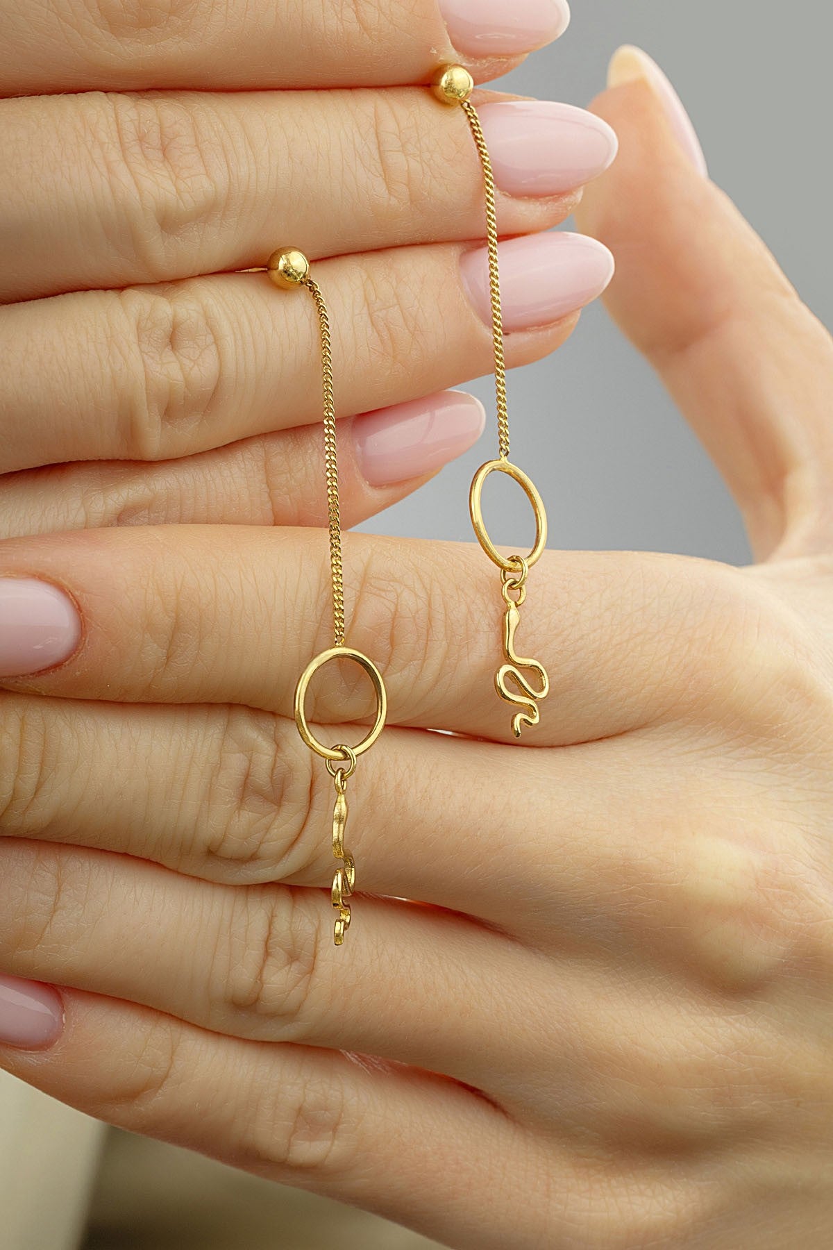 Sallantılı Yılan Altın Küpe Ürün ana görseli