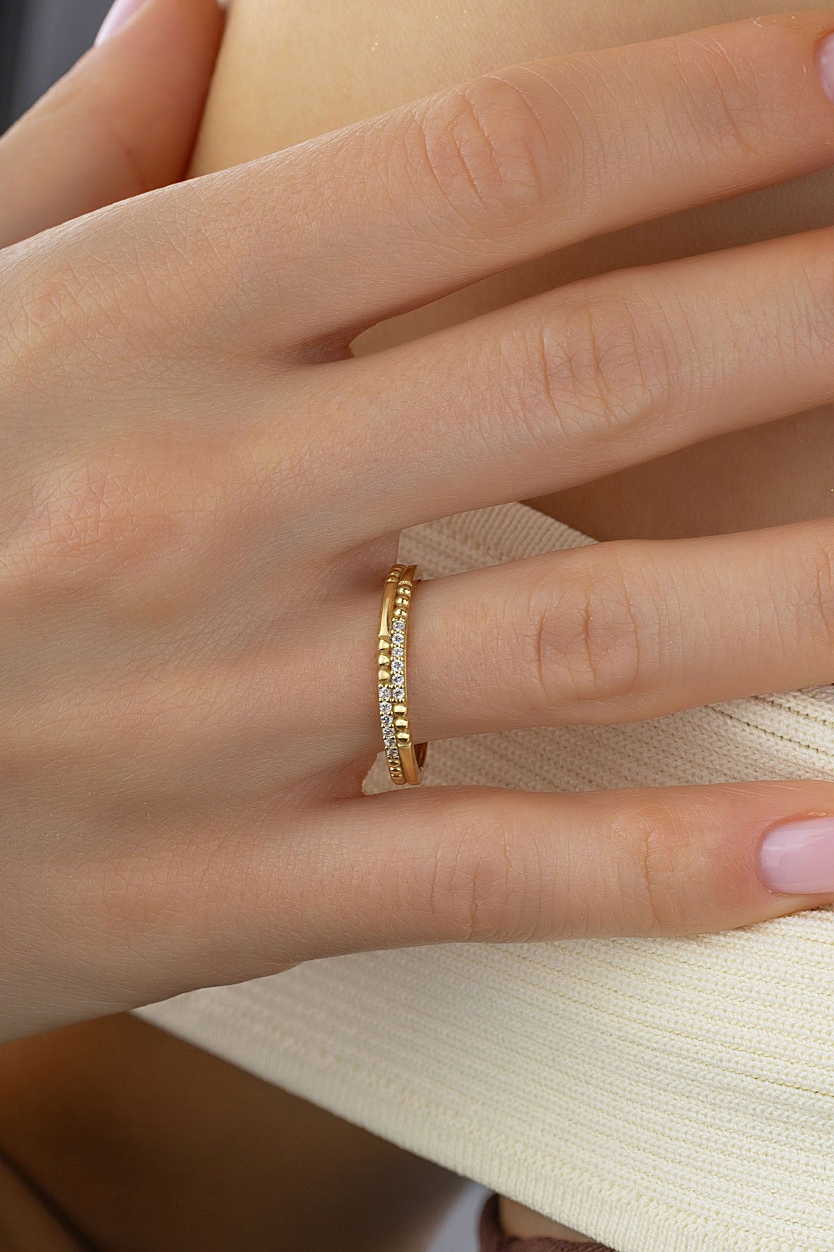 Sıralı Taşlı Altın Yüzük