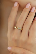 Sıralı Taşlı Modern Altın Yüzük