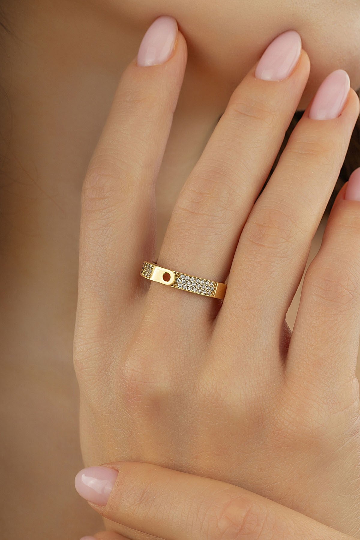 Sıralı Taşlı Modern Altın Yüzük