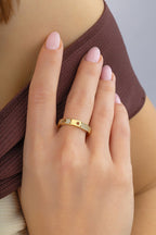 Sıralı Taşlı Modern Altın Yüzük