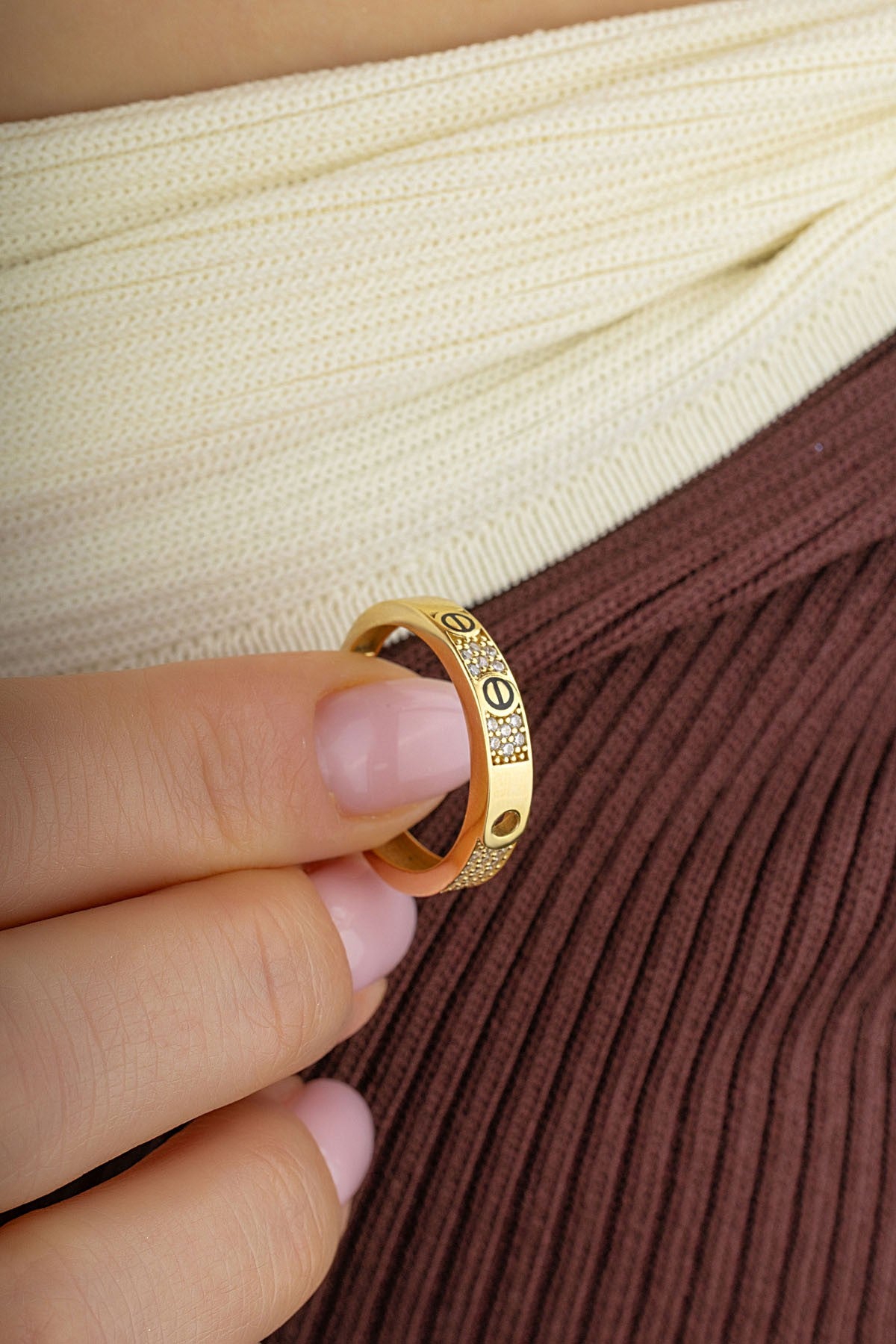 Sıralı Taşlı Modern Altın Yüzük