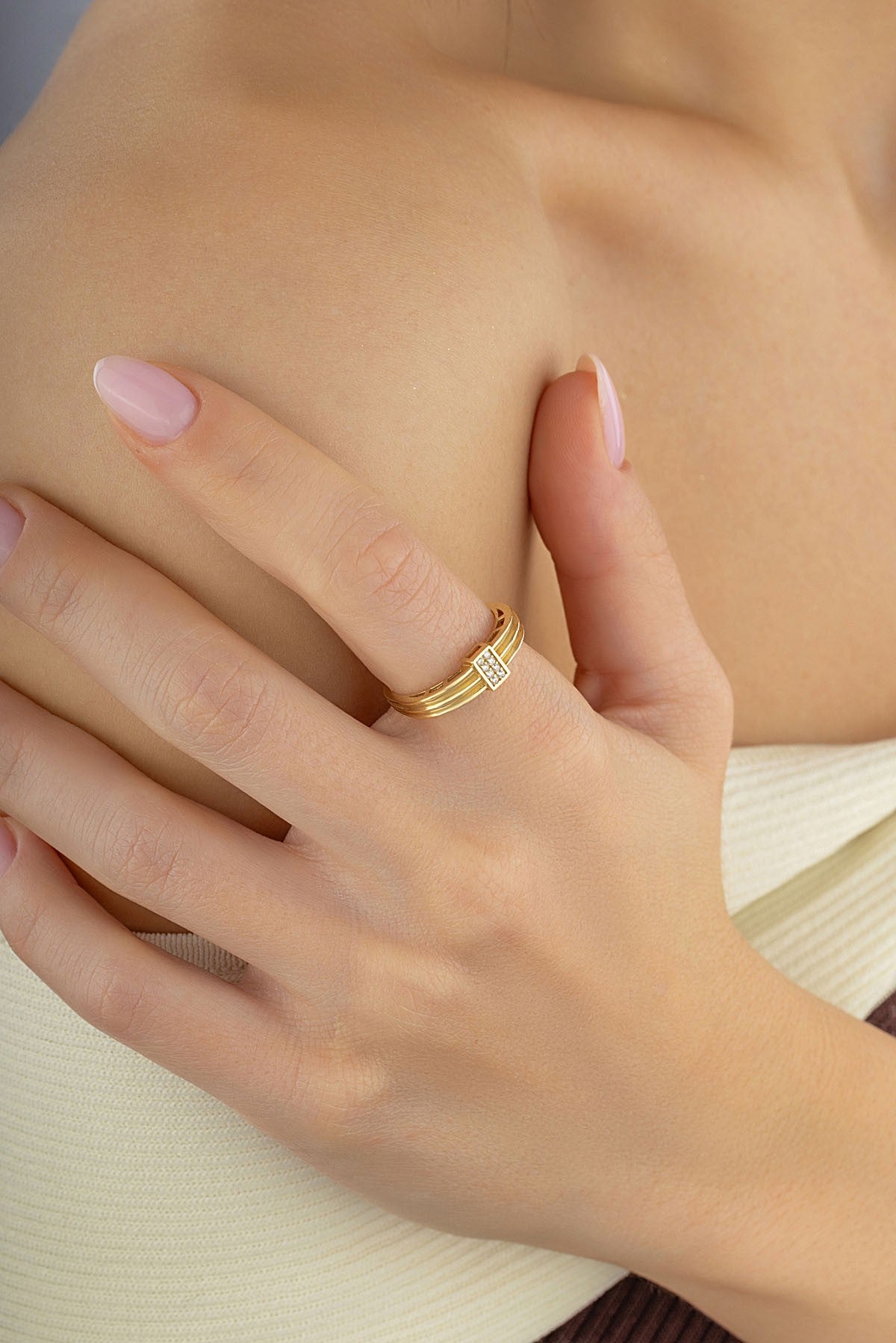 3 Şerit Taşlı Altın Yüzük Ürün ana görseli