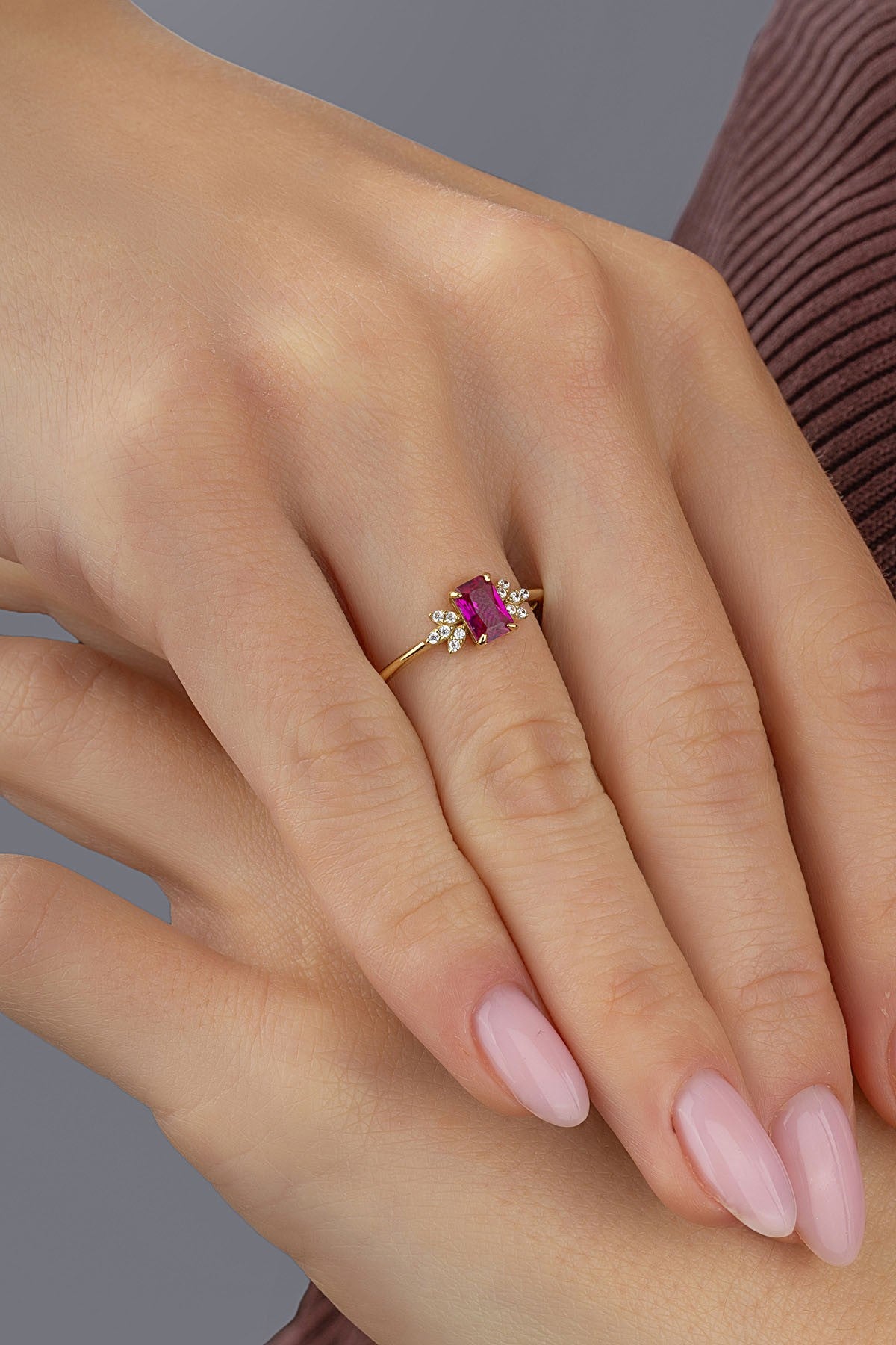 Pembe Taşlı Altın Yüzük