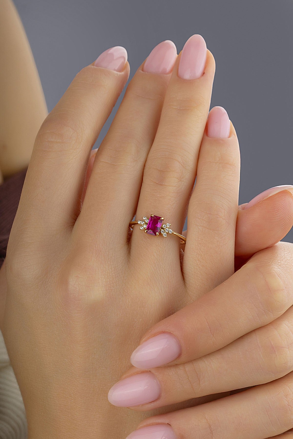 Pembe Taşlı Altın Yüzük