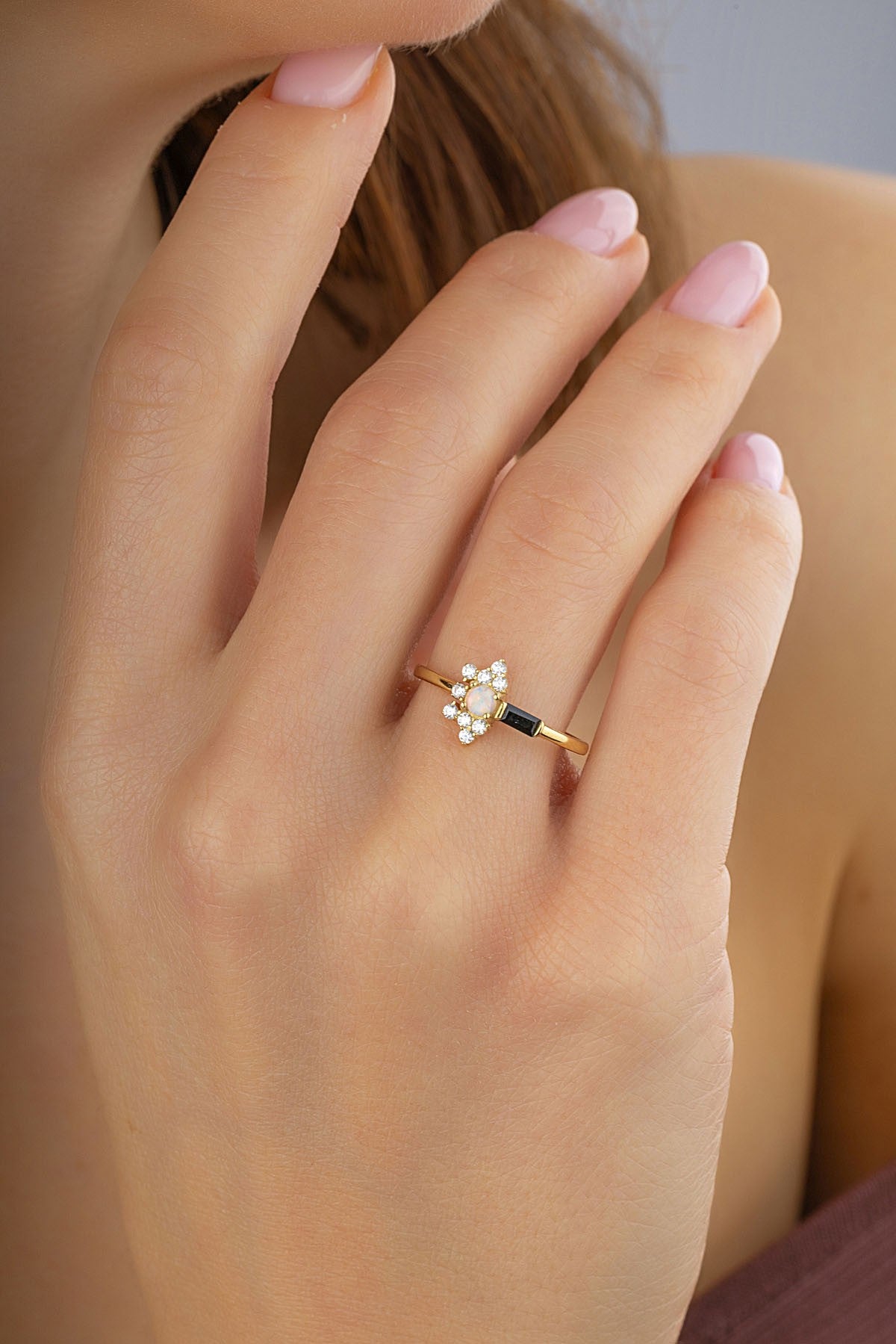 Siyah Şerit Beyaz Taşlı Altın Yüzük Ürün ana görseli