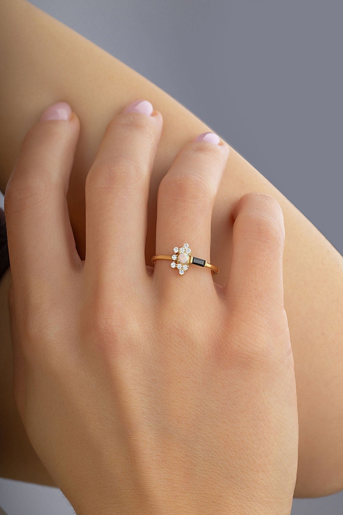 Siyah Şerit Beyaz Taşlı Altın Yüzük Ürün ikincil görseli