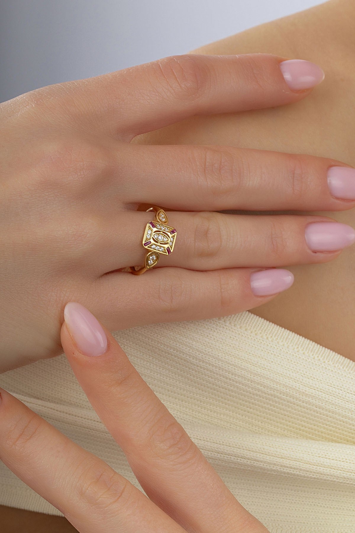 Bordo Beyaz Taşlı Özel Tasarım Altın Yüzük Ürün ana görseli