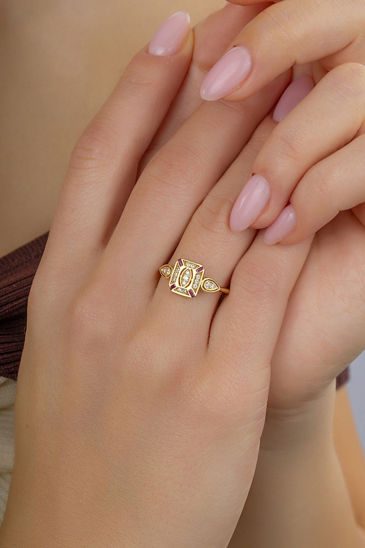 Bordo Beyaz Taşlı Özel Tasarım Altın Yüzük