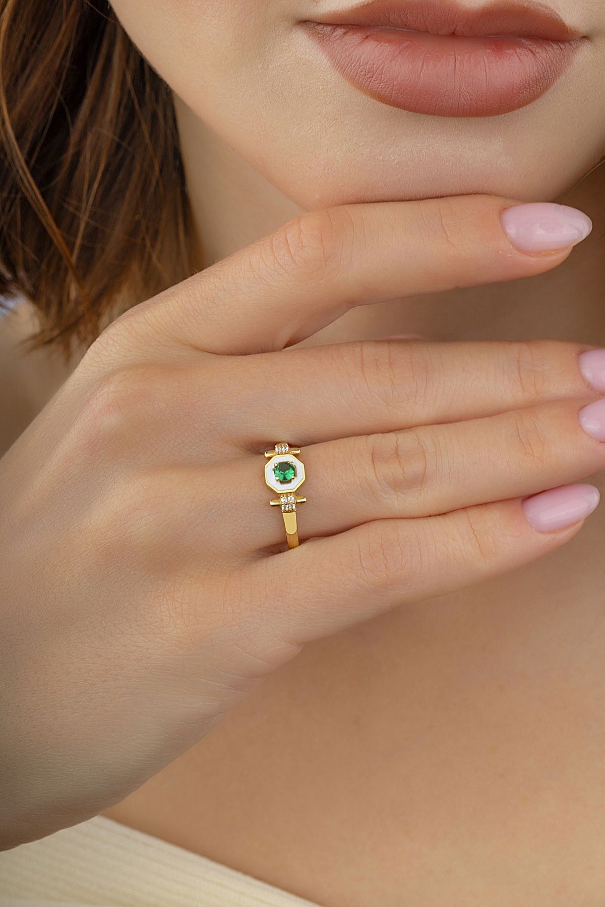 Sekizgen Yeşil Taşlı Altın Yüzük