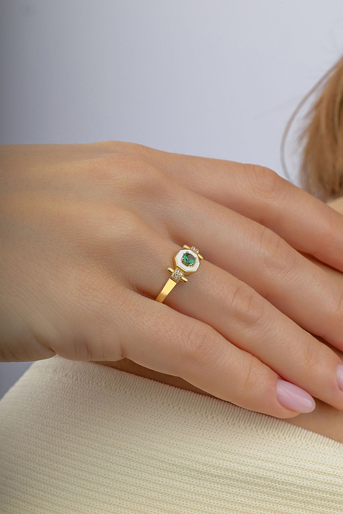 Sekizgen Yeşil Taşlı Altın Yüzük Ürün ikincil görseli